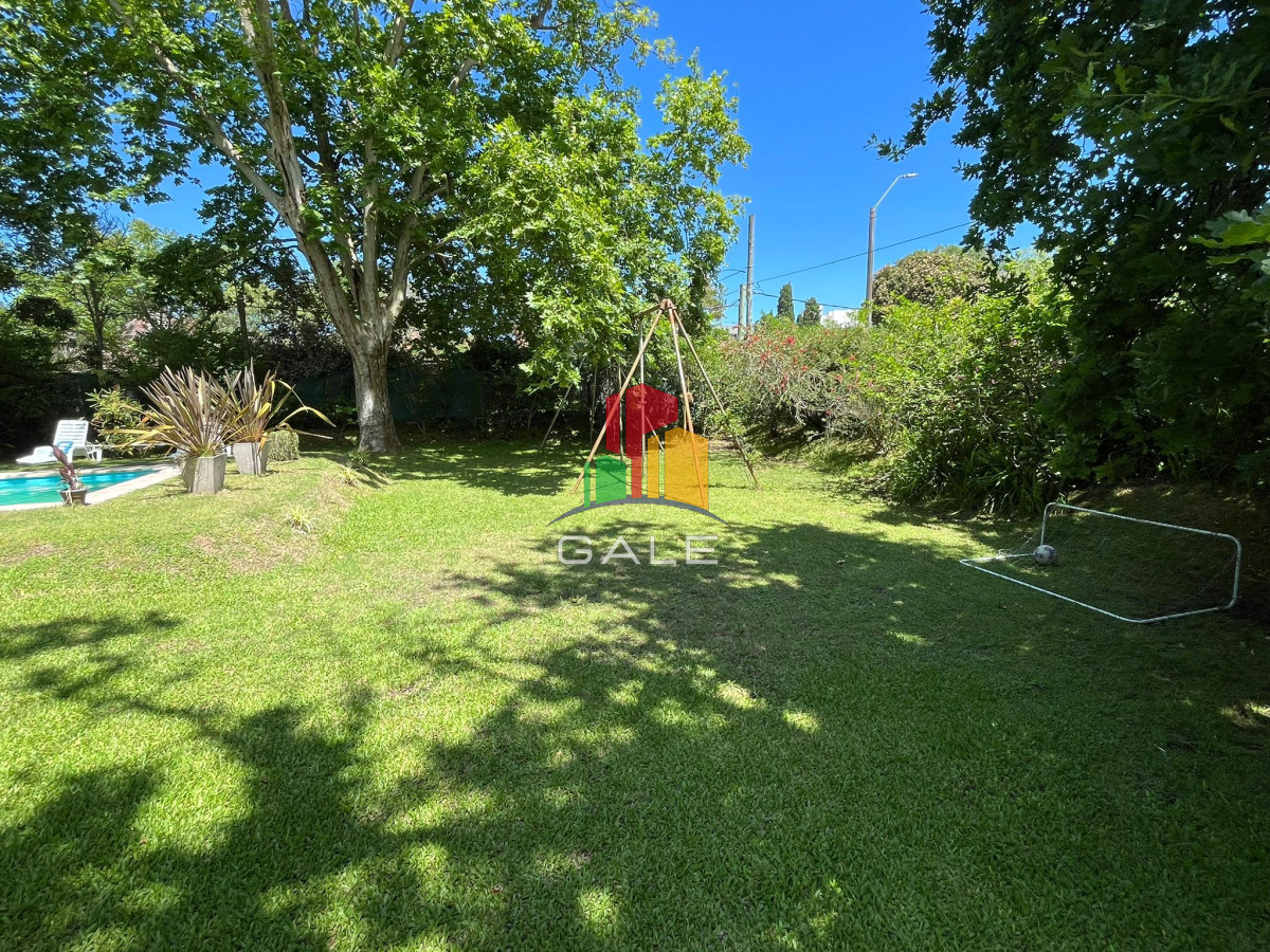 Casa ID.3968 - Casa en venta de 4 dormitorios, con barbacoa y piscina en Mansa a 1 cuadra del mar.