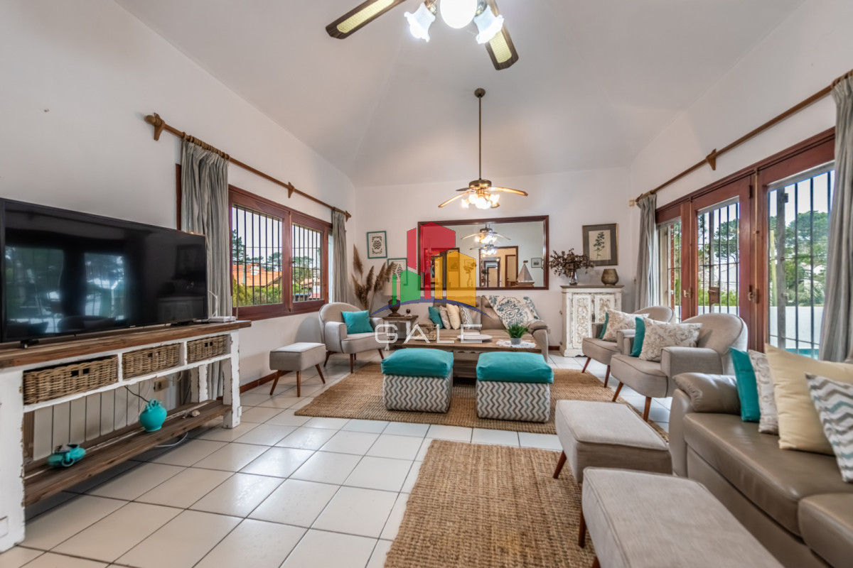 Casa ID.4729 - Vendemos espectacular casa de 4 dormitorios en Playa Mansa, Punta del este