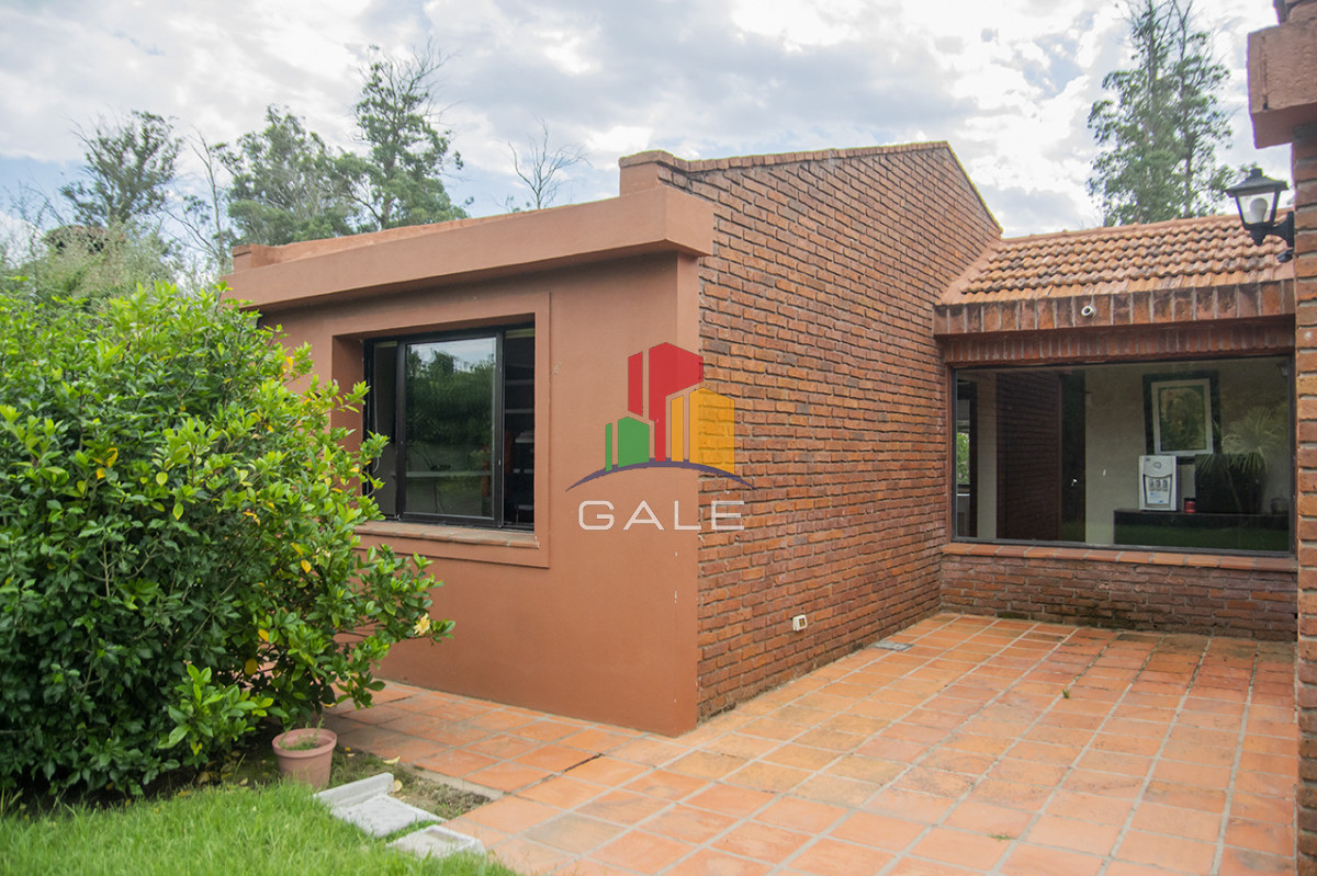 Casa ID.4564 - En venta casa de 3 Dormitorios en Jardines de Córdoba con Barbacoa 