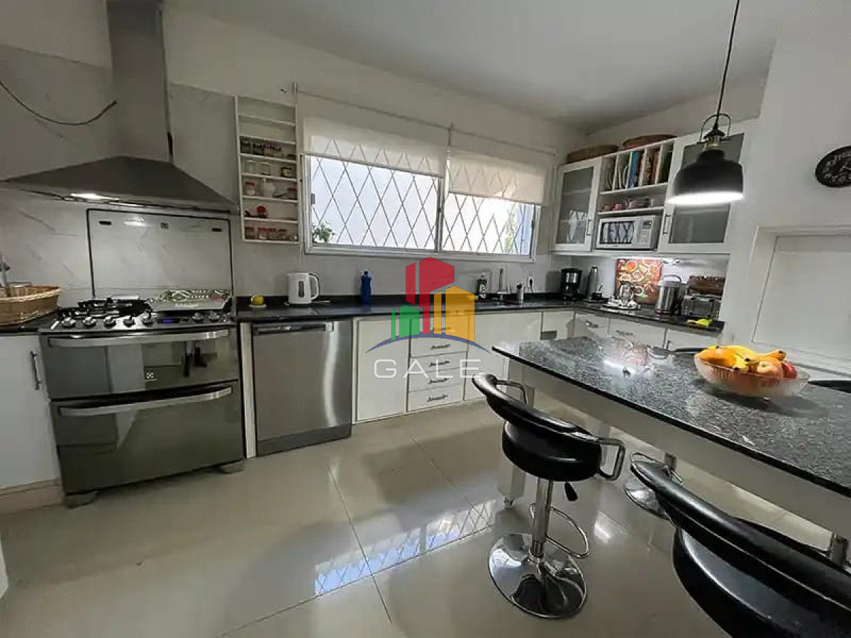 Casa ID.3968 - Casa en venta de 4 dormitorios, con barbacoa y piscina en Mansa a 1 cuadra del mar.