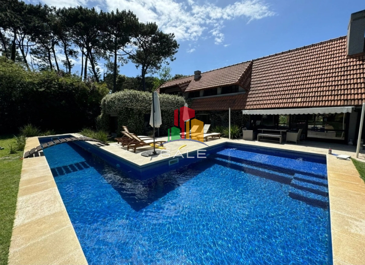 Casa ID.4734 - En venta casa de 5 dormitorios, con piscina, parrillero y jardin en Lugano,Punta del Este