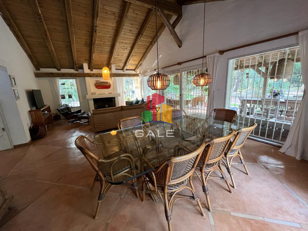 Casa ID.3967 - Vende casa de 4 dormitorios en Pinares, Punta del Este