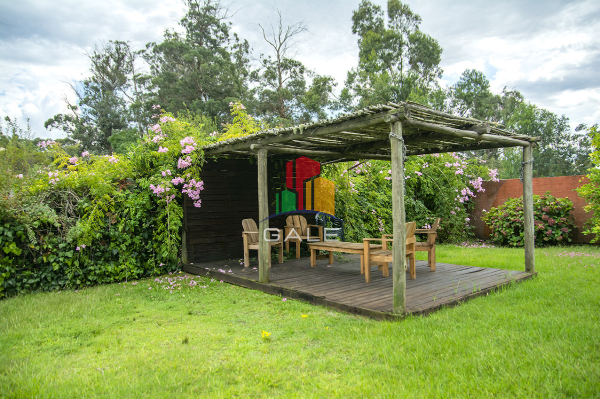 Casa ID.4564 - En venta casa de 3 Dormitorios en Jardines de Córdoba con Barbacoa 