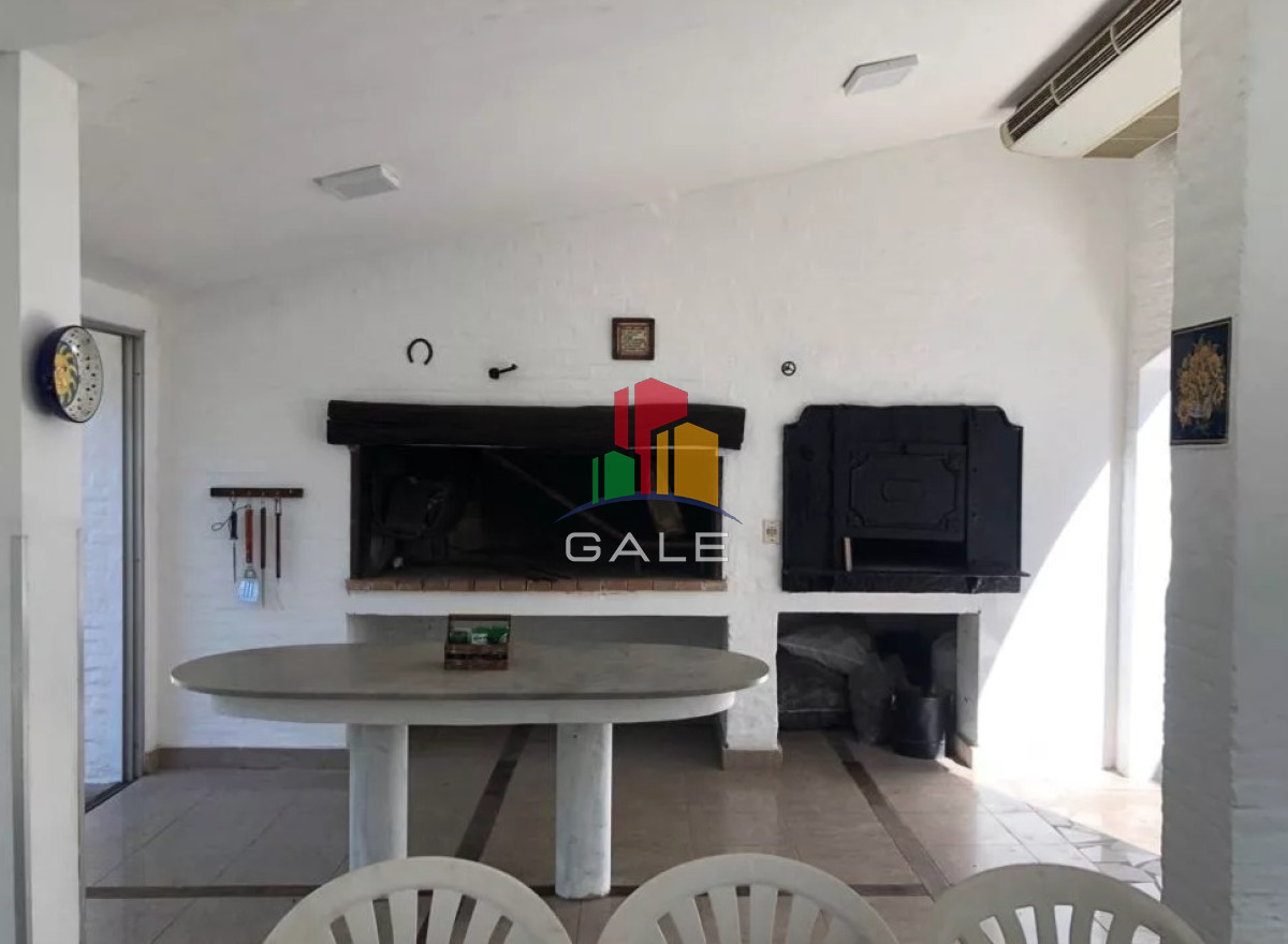 Casa ID.3961 - Vende espectacular casa en Lugano de 3 dormitorios, con piscina y parrillero.