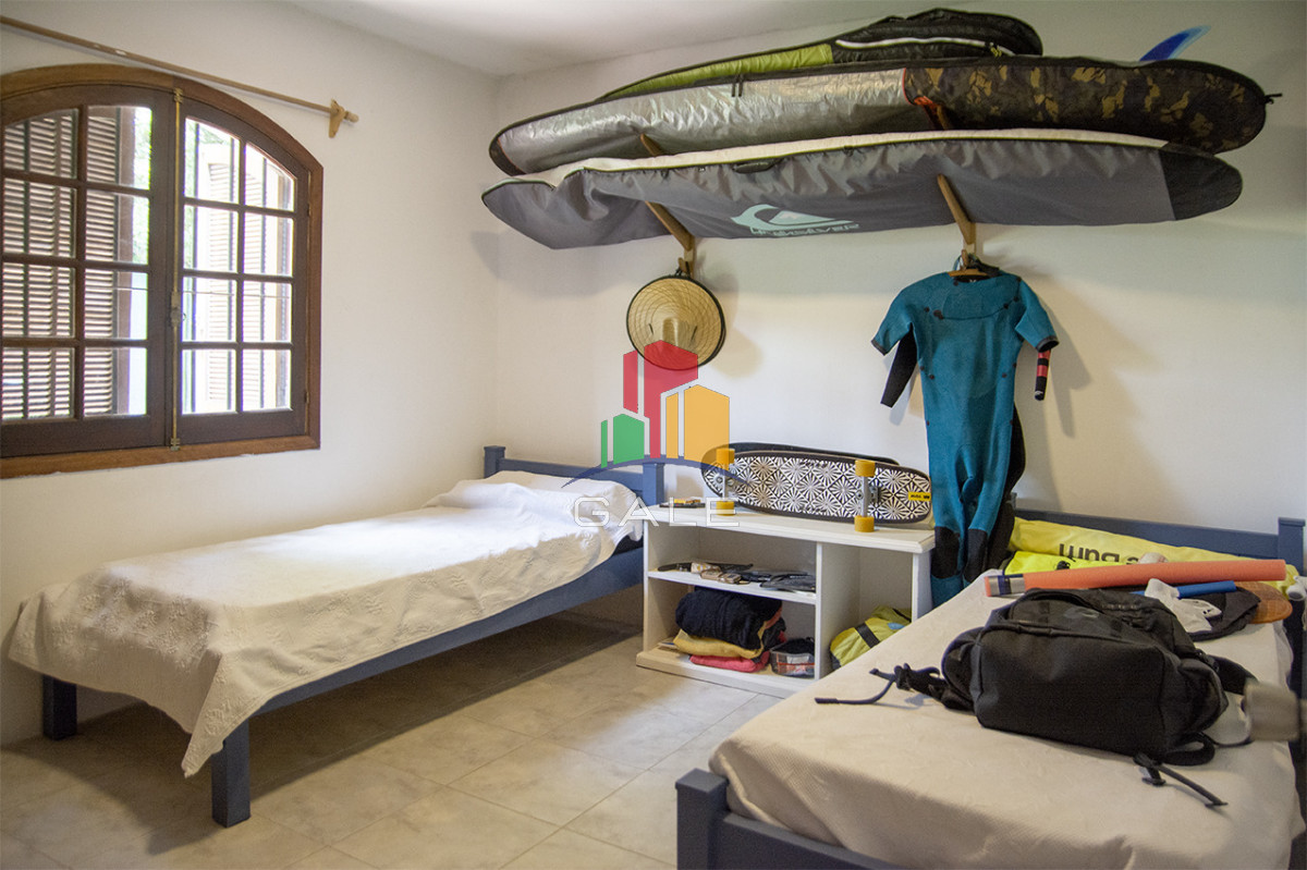 Casa ID.4559 - Excelente chalet de 5 dormitorios en venta a pasos de Playa Mansa Punta del Este