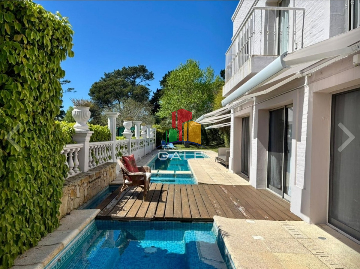 Casa ID.4737 - Vende casa de 4 dormitorios en Golf, Punta del Este con piscina