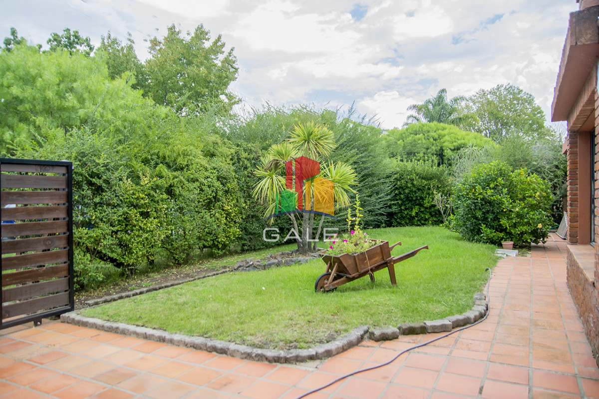 Casa ID.4564 - En venta casa de 3 Dormitorios en Jardines de Córdoba con Barbacoa 