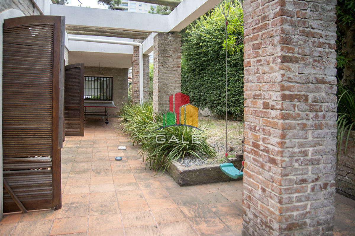 Casa ID.4559 - Excelente chalet de 5 dormitorios en venta a pasos de Playa Mansa Punta del Este