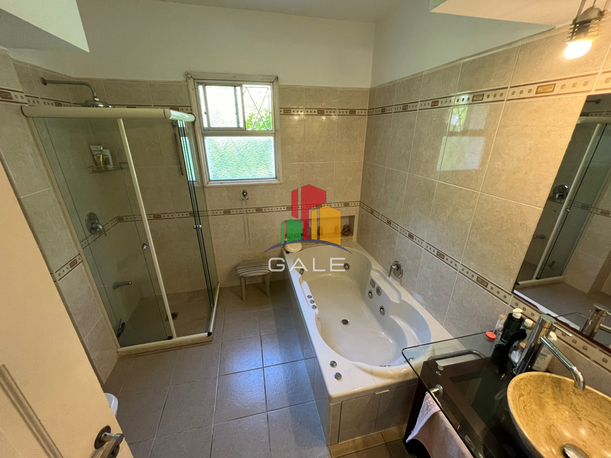 Casa ID.3968 - Casa en venta de 4 dormitorios, con barbacoa y piscina en Mansa a 1 cuadra del mar.