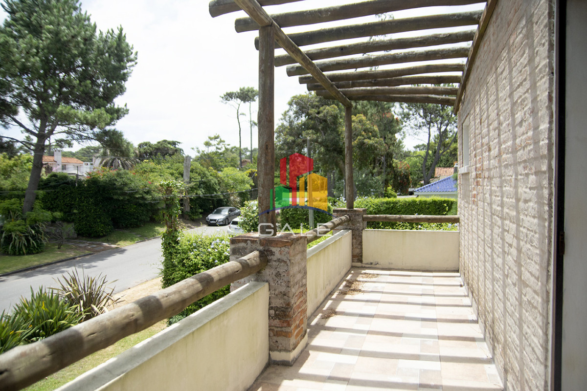 Casa ID.4559 - Excelente chalet de 5 dormitorios en venta a pasos de Playa Mansa Punta del Este