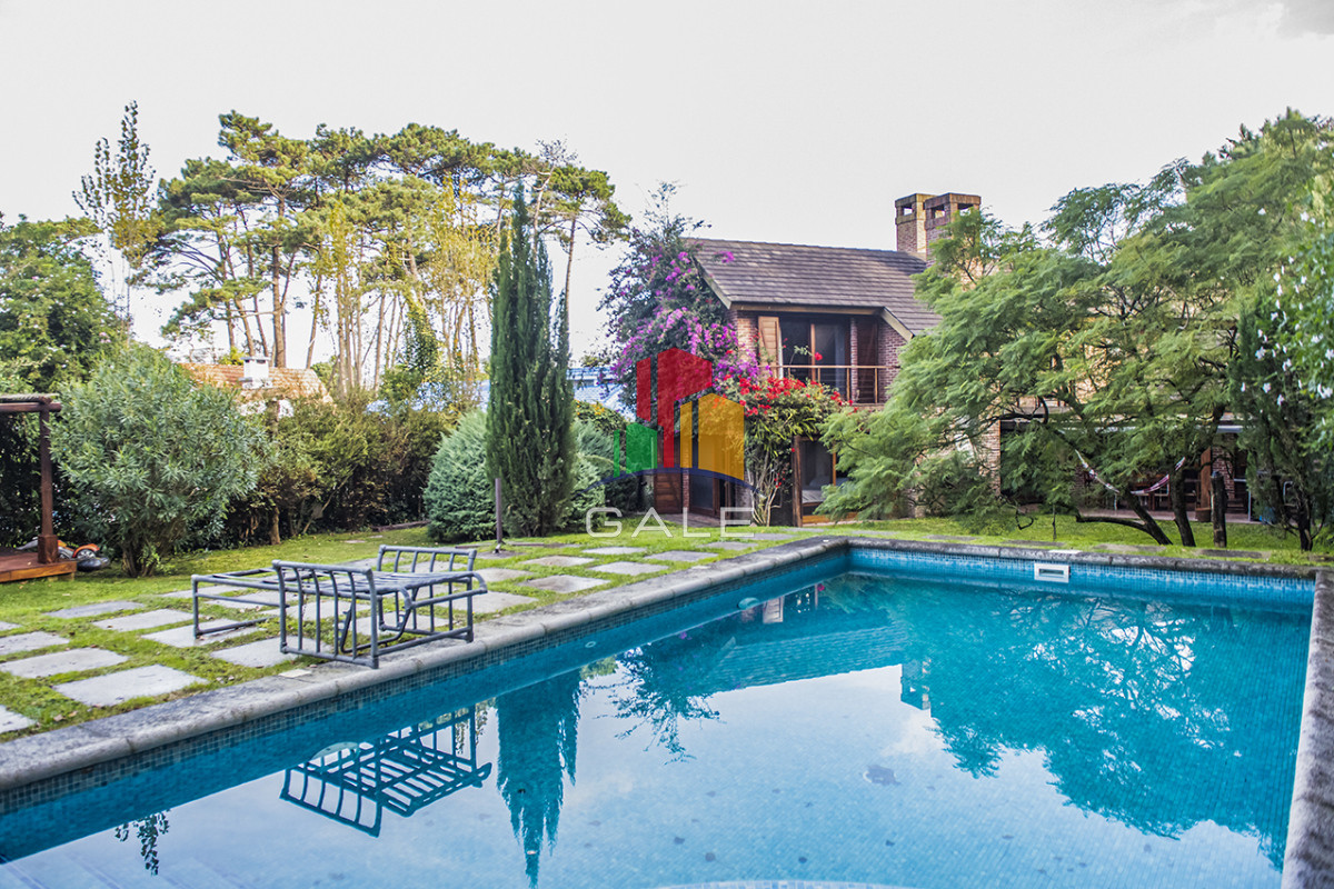 Casa ID.3723 - Vende casa de 4 dormitorios en Cantegirl, Punta del Este