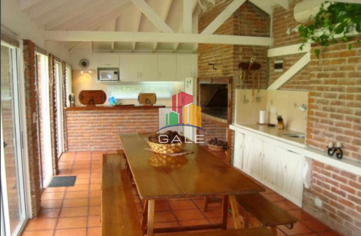 Casa ID.3743 - Hermosa casa en venta de 5 dormitorios.