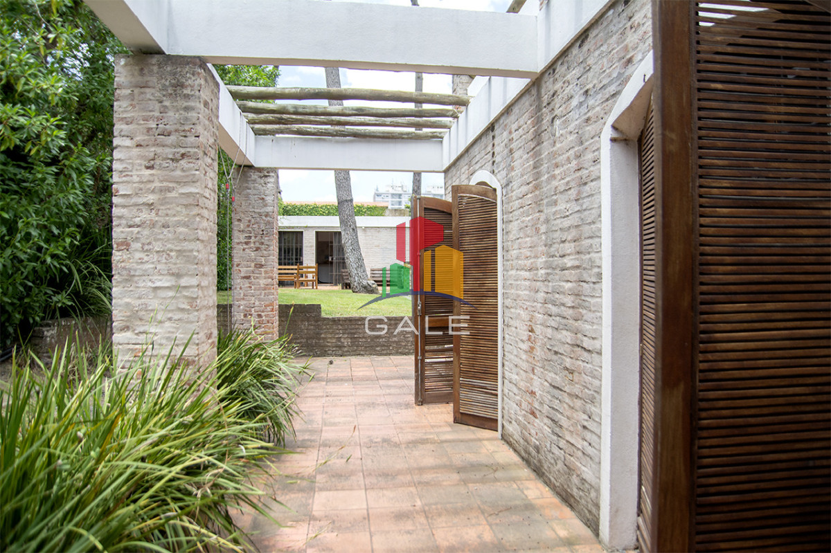 Casa ID.4559 - Excelente chalet de 5 dormitorios en venta a pasos de Playa Mansa Punta del Este