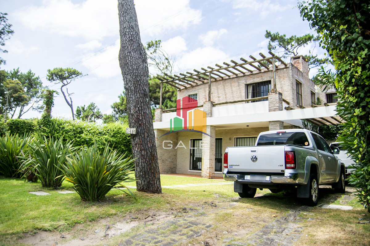 Casa ID.4559 - Excelente chalet de 5 dormitorios en venta a pasos de Playa Mansa Punta del Este