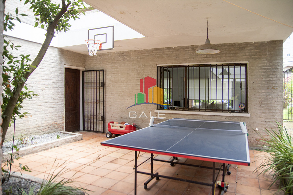 Casa ID.4559 - Excelente chalet de 5 dormitorios en venta a pasos de Playa Mansa Punta del Este