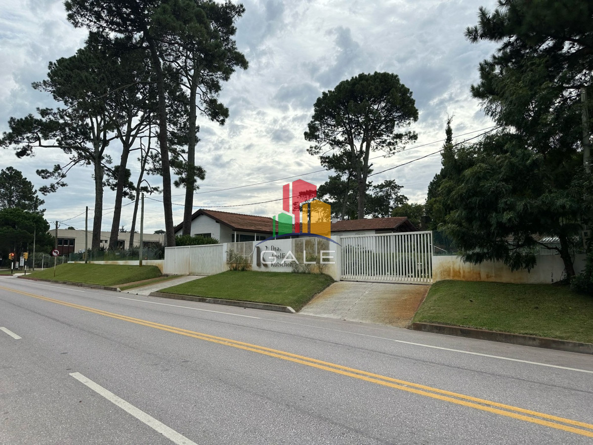 Casa ID.4738 - Casa ideal para clinica privada, zona comercial, Punta del Este