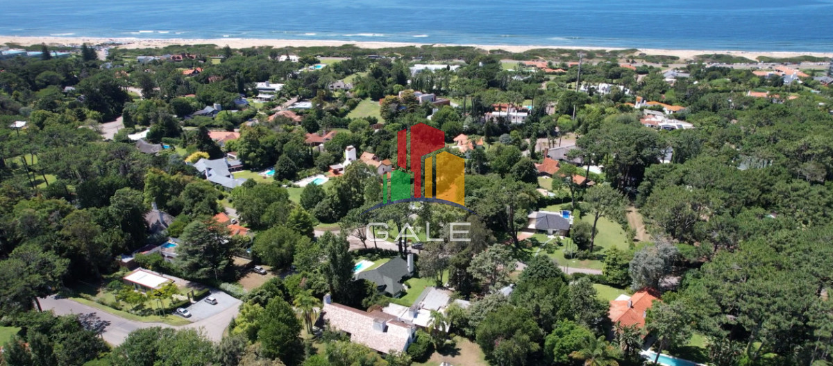 Casa ID.4735 - En venta casa en Barrio Golf, Punta del Este de 6 dormitorios.