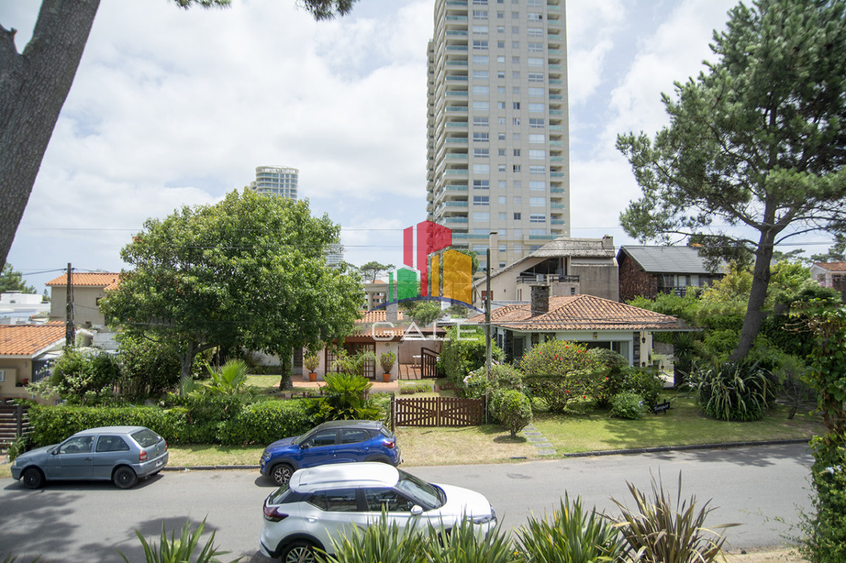 Casa ID.4559 - Excelente chalet de 5 dormitorios en venta a pasos de Playa Mansa Punta del Este