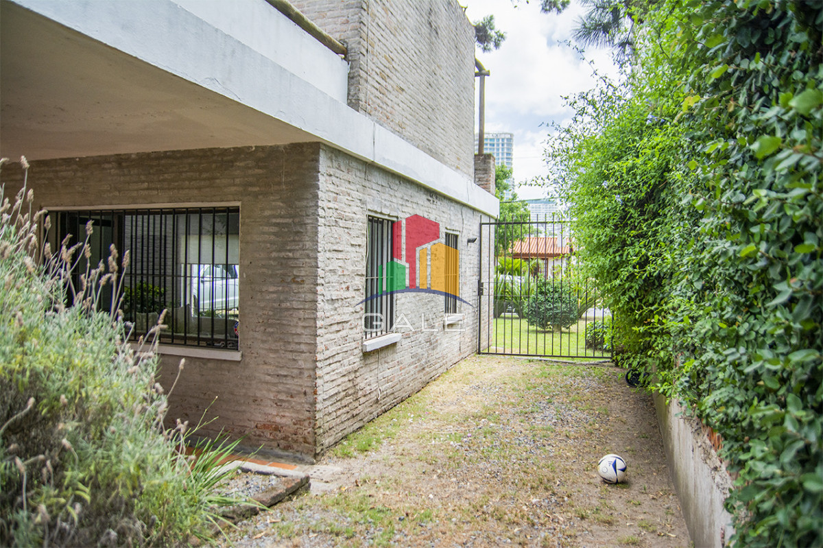 Casa ID.4559 - Excelente chalet de 5 dormitorios en venta a pasos de Playa Mansa Punta del Este