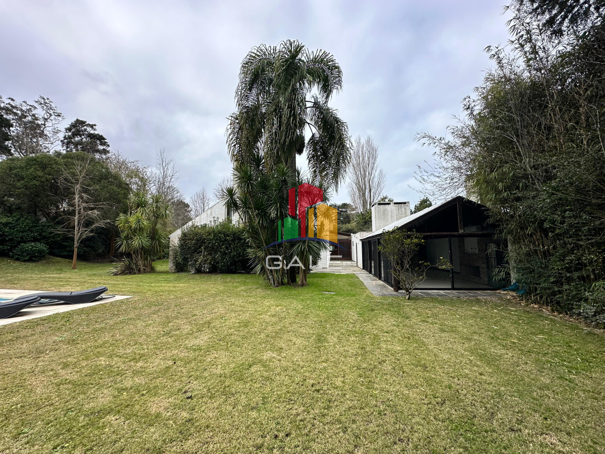 Casa ID.4735 - En venta casa en Barrio Golf, Punta del Este de 6 dormitorios.