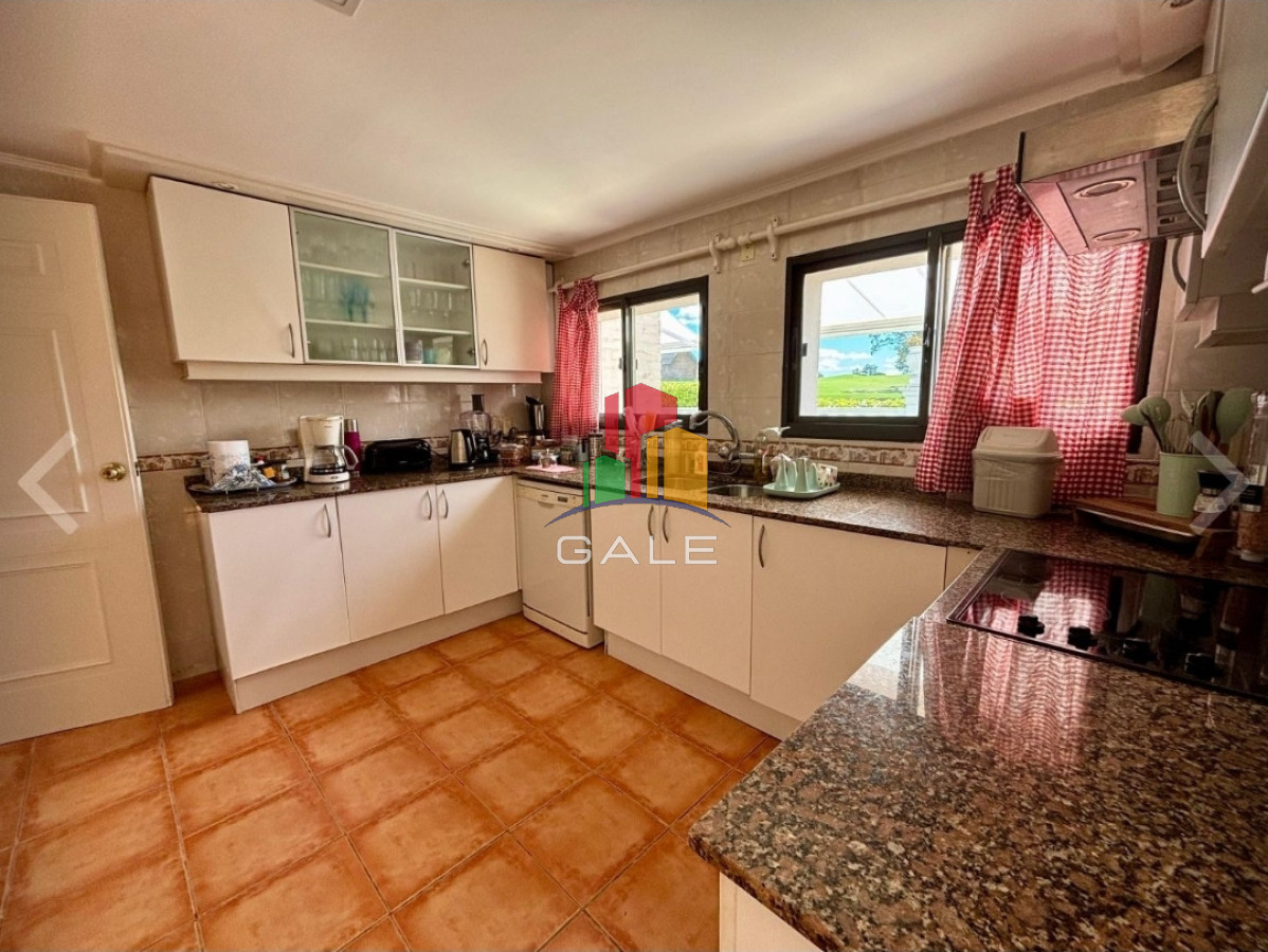 Casa ID.4737 - Vende casa de 4 dormitorios en Golf, Punta del Este con piscina