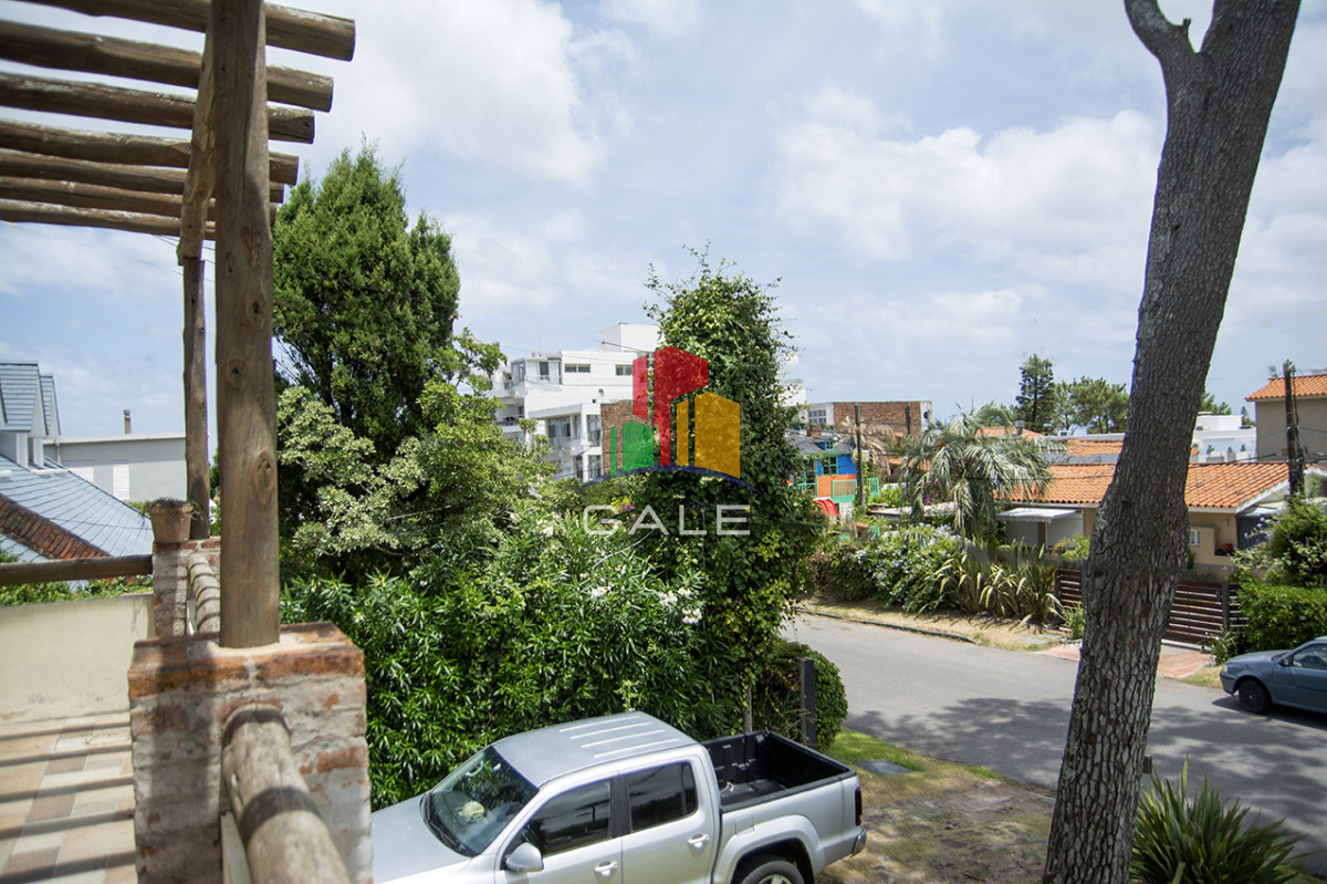 Casa ID.4559 - Excelente chalet de 5 dormitorios en venta a pasos de Playa Mansa Punta del Este