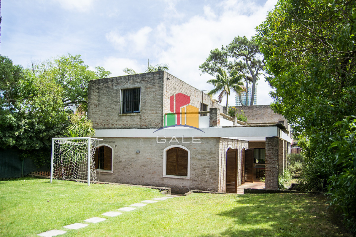 Casa ID.4559 - Excelente chalet de 5 dormitorios en venta a pasos de Playa Mansa Punta del Este