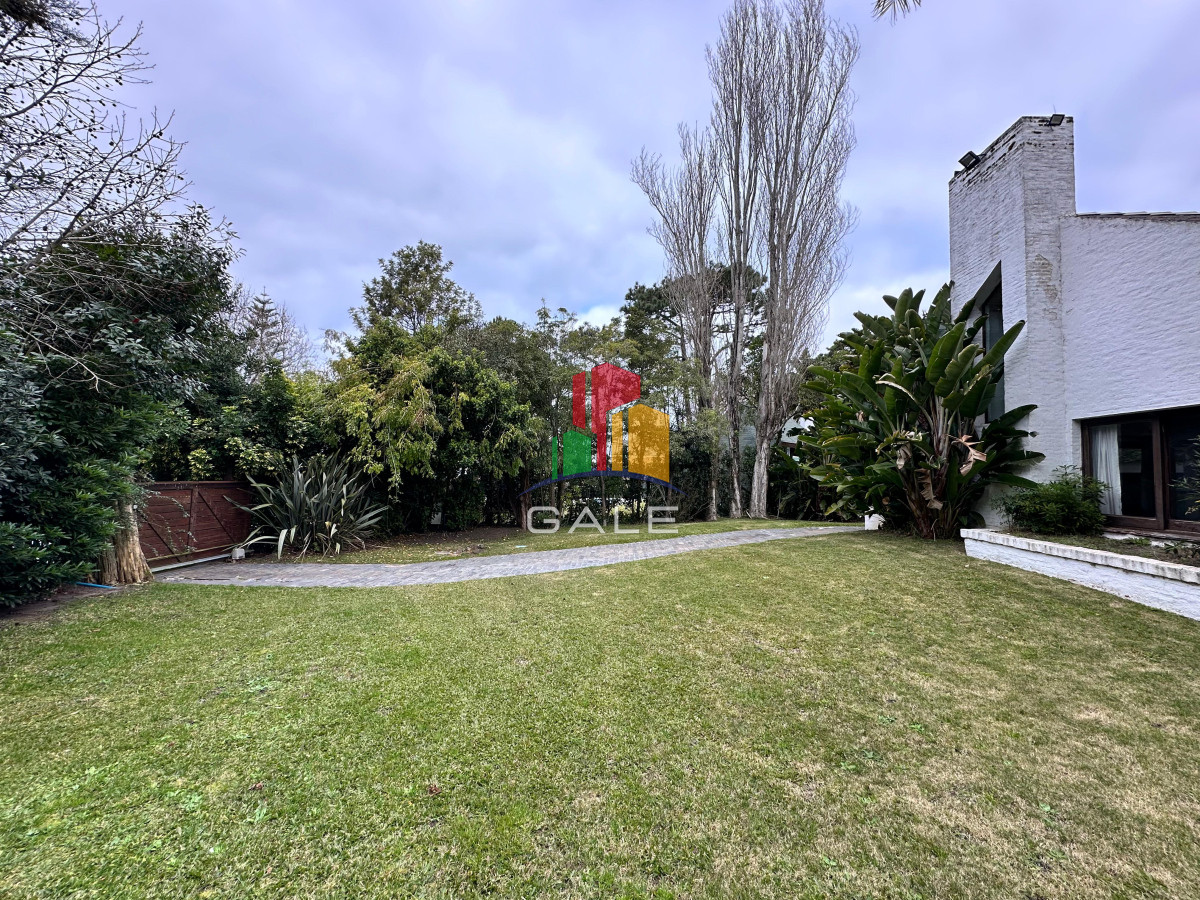 Casa ID.4735 - En venta casa en Barrio Golf, Punta del Este de 6 dormitorios.