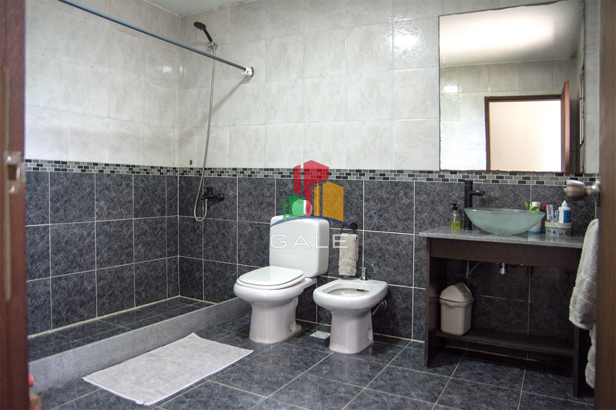 Casa ID.4559 - Excelente chalet de 5 dormitorios en venta a pasos de Playa Mansa Punta del Este