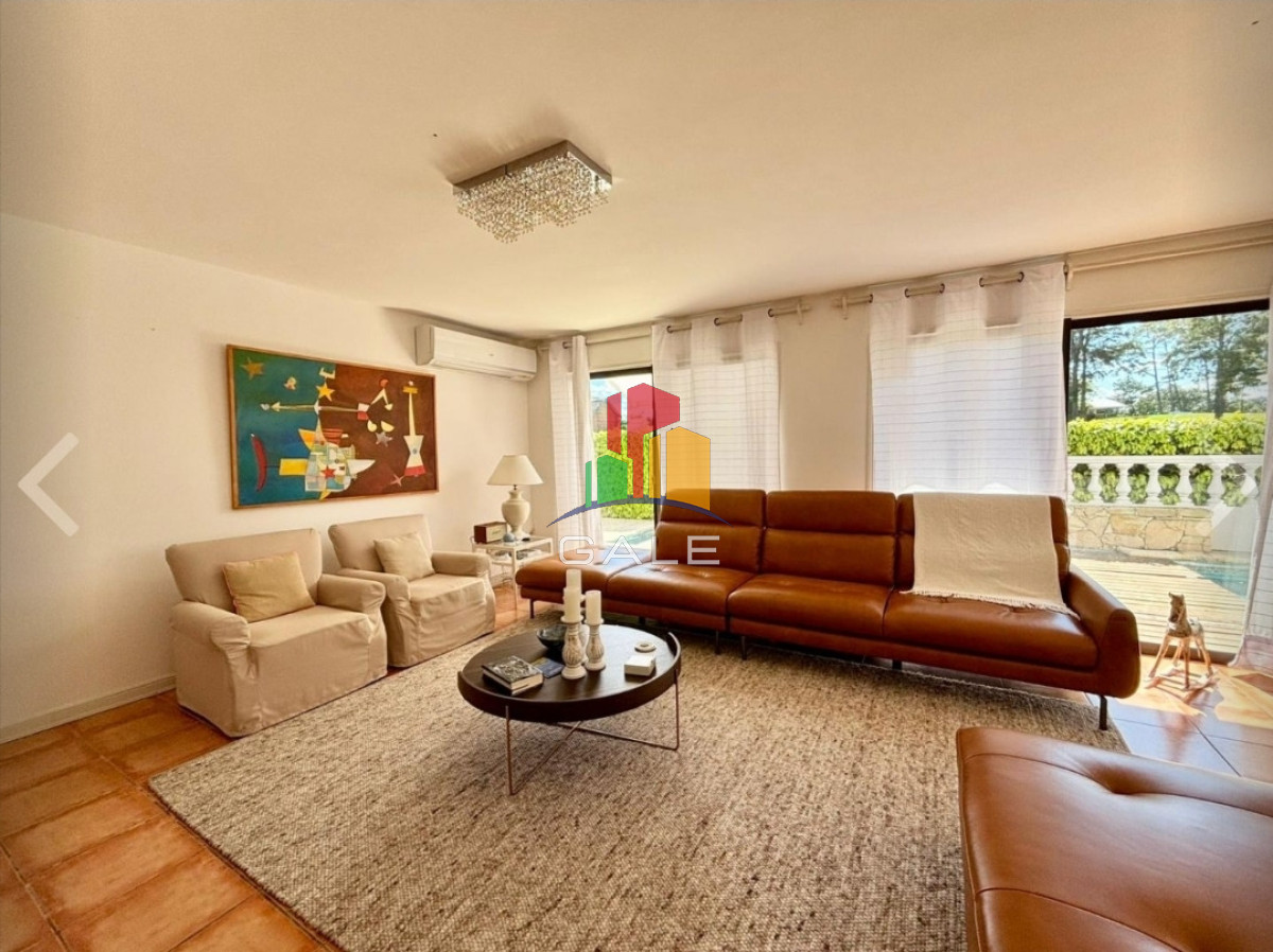 Casa ID.4737 - Vende casa de 4 dormitorios en Golf, Punta del Este con piscina