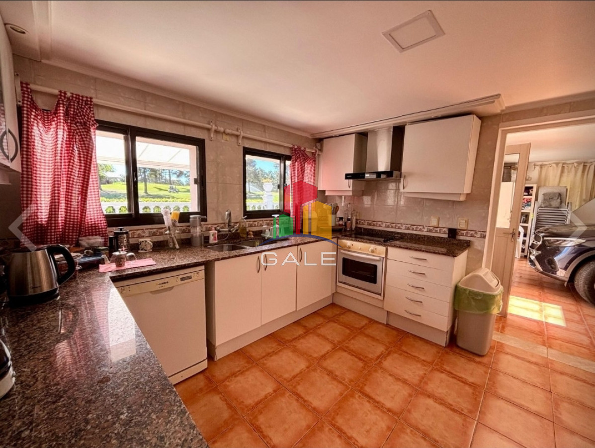 Casa ID.4737 - Vende casa de 4 dormitorios en Golf, Punta del Este con piscina