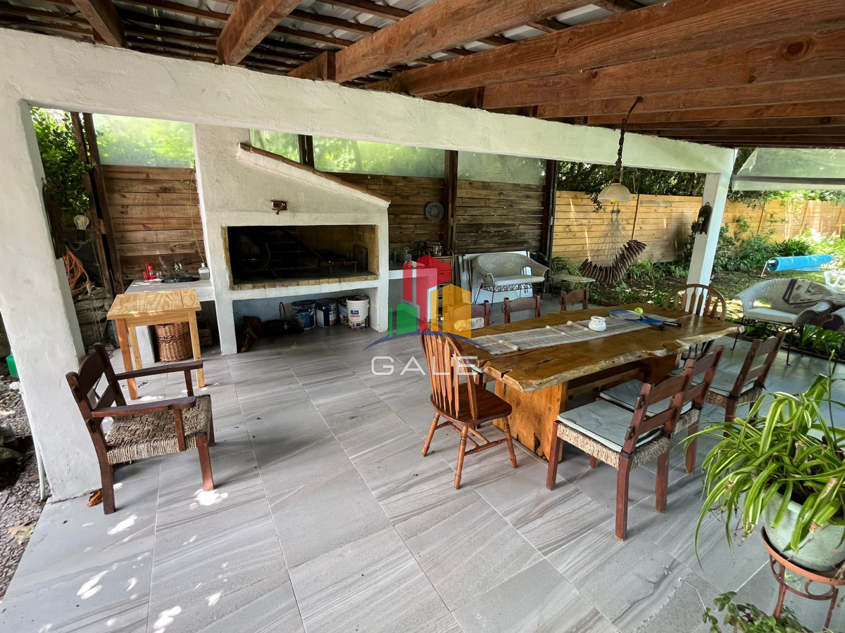 Casa ID.3968 - Casa en venta de 4 dormitorios, con barbacoa y piscina en Mansa a 1 cuadra del mar.