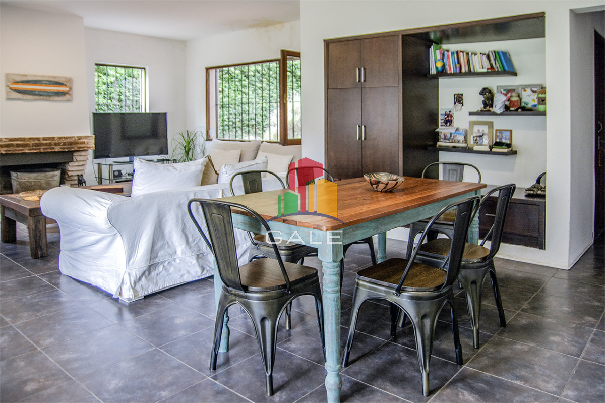 Casa ID.4559 - Excelente chalet de 5 dormitorios en venta a pasos de Playa Mansa Punta del Este