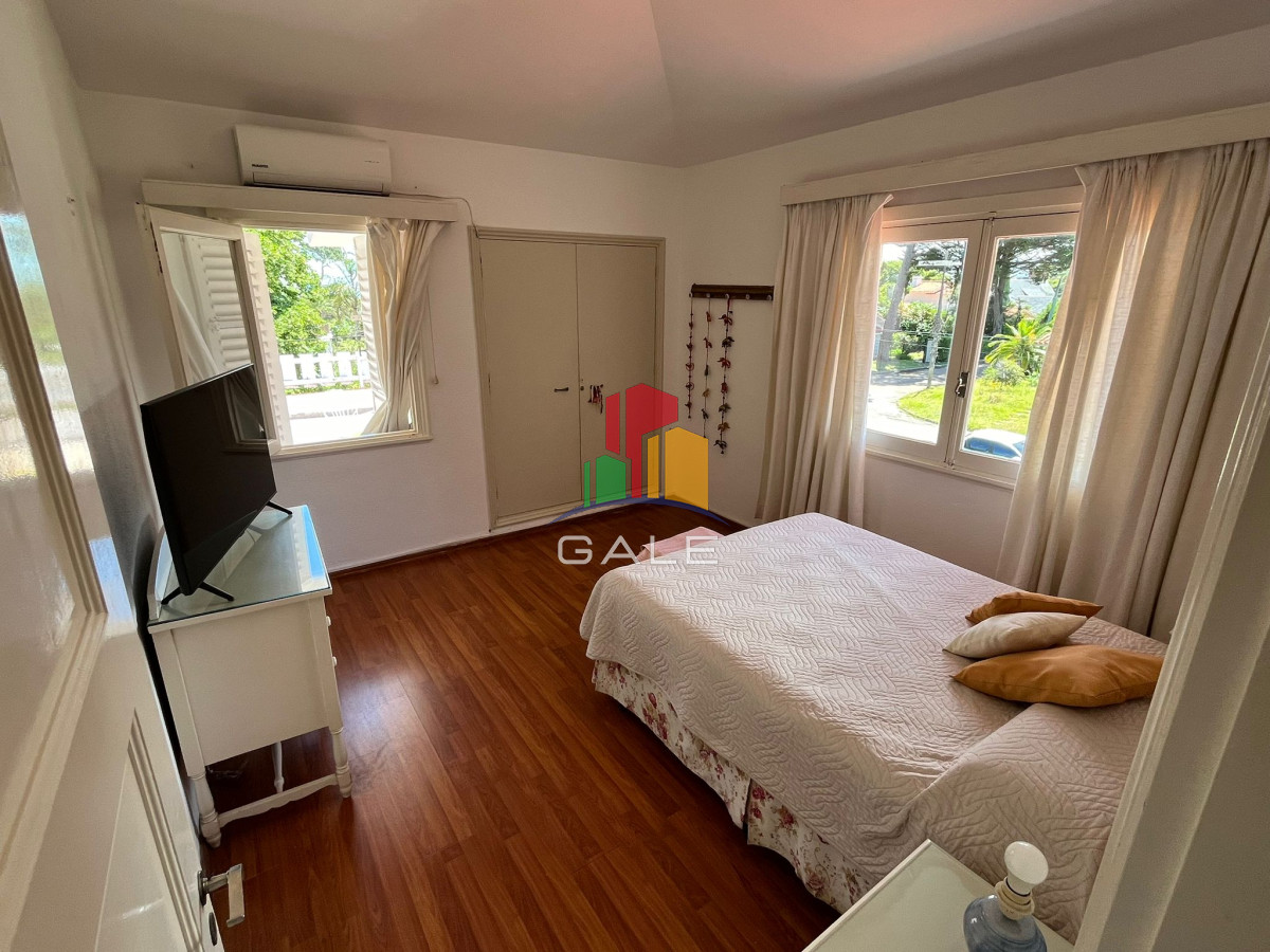 Casa ID.3968 - Casa en venta de 4 dormitorios, con barbacoa y piscina en Mansa a 1 cuadra del mar.
