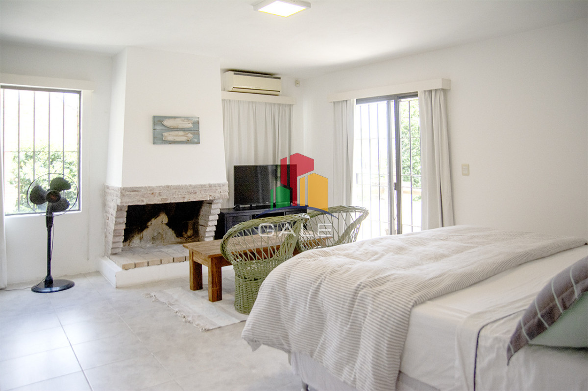 Casa ID.4559 - Excelente chalet de 5 dormitorios en venta a pasos de Playa Mansa Punta del Este