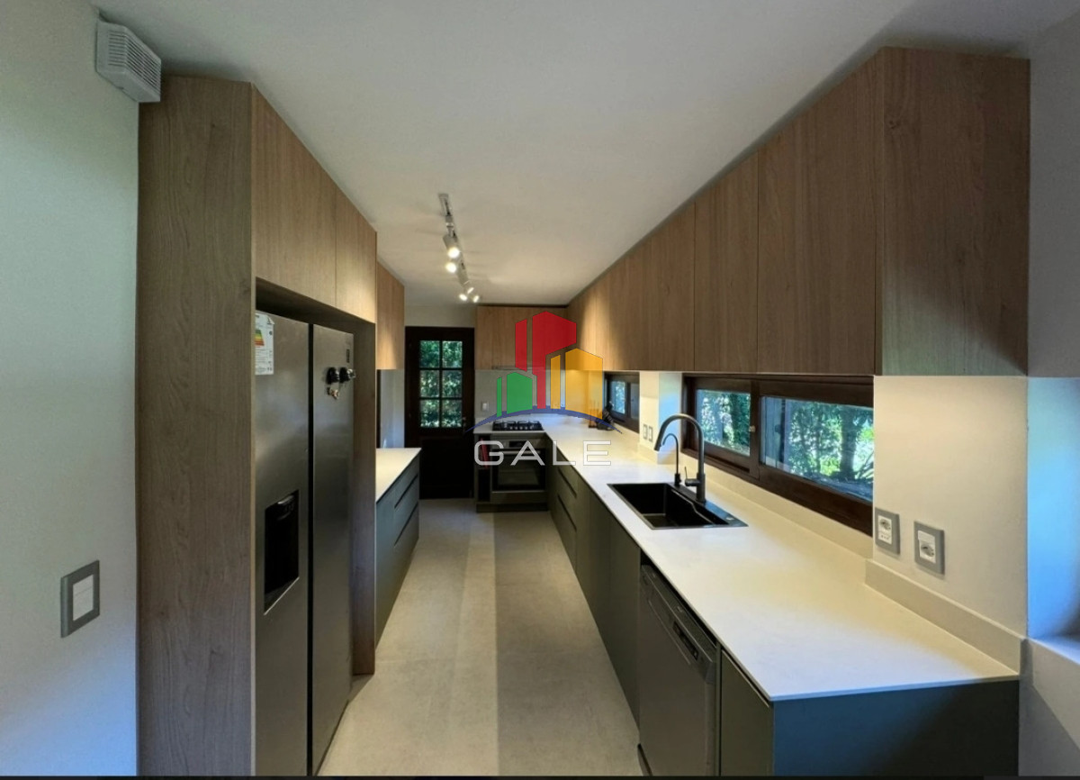 Casa ID.4734 - En venta casa de 5 dormitorios, con piscina, parrillero y jardin en Lugano,Punta del Este