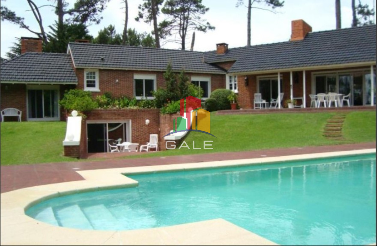 Casa ID.3743 - Hermosa casa en venta de 5 dormitorios.