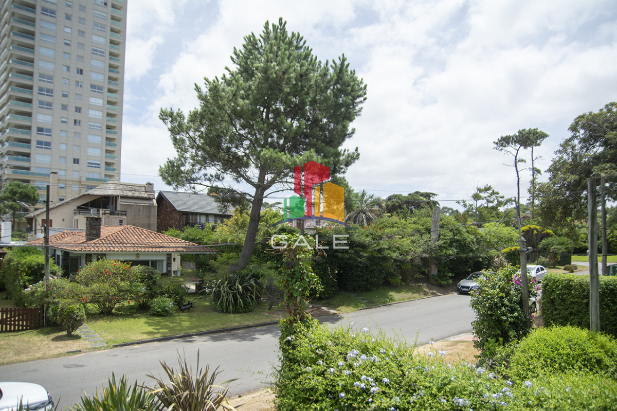 Casa ID.4559 - Excelente chalet de 5 dormitorios en venta a pasos de Playa Mansa Punta del Este