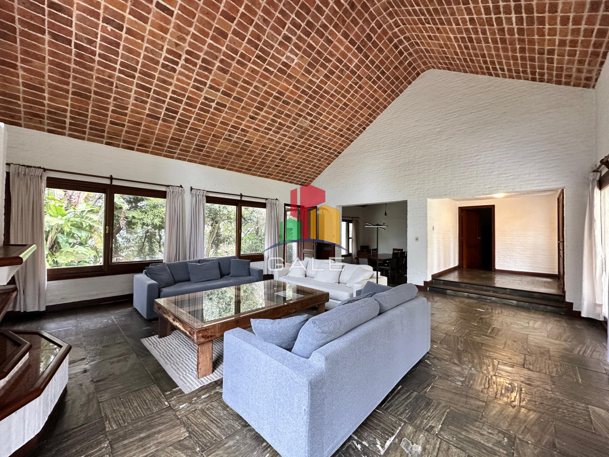 Casa ID.4735 - En venta casa en Barrio Golf, Punta del Este de 6 dormitorios.