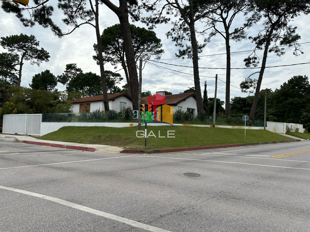 Casa ID.4738 - Casa ideal para clinica privada, zona comercial, Punta del Este