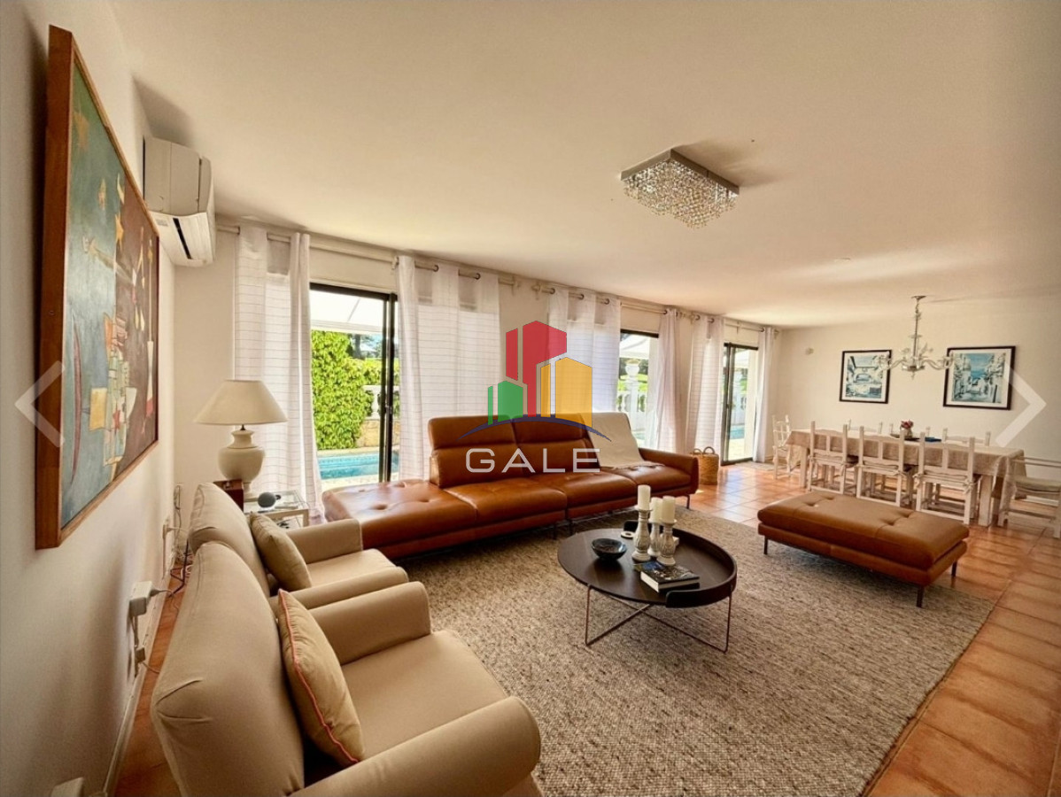 Casa ID.4737 - Vende casa de 4 dormitorios en Golf, Punta del Este con piscina