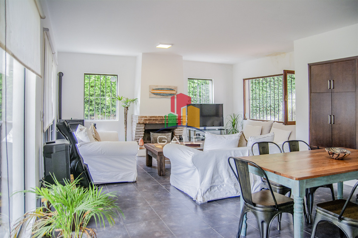 Casa ID.4559 - Excelente chalet de 5 dormitorios en venta a pasos de Playa Mansa Punta del Este