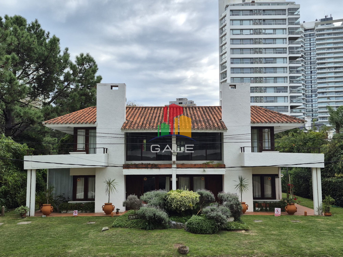 Gale Propiedades & Escribanía Casa ID.4856 - 2 chalet apareados en venta proximo al mar, Playa Brava