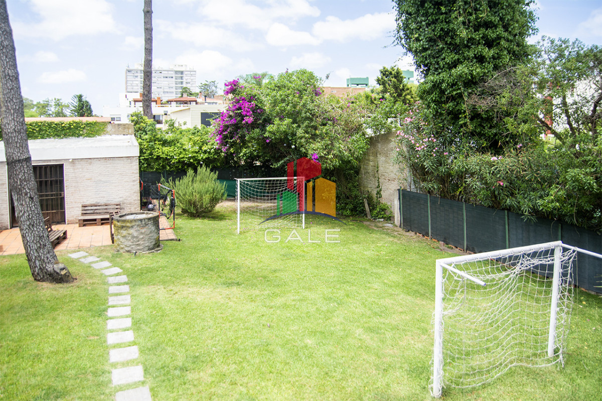 Casa ID.4559 - Excelente chalet de 5 dormitorios en venta a pasos de Playa Mansa Punta del Este