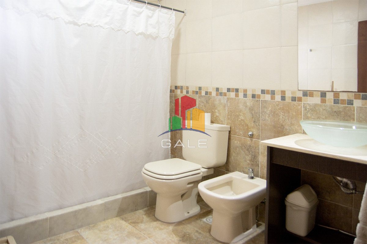 Casa ID.4559 - Excelente chalet de 5 dormitorios en venta a pasos de Playa Mansa Punta del Este