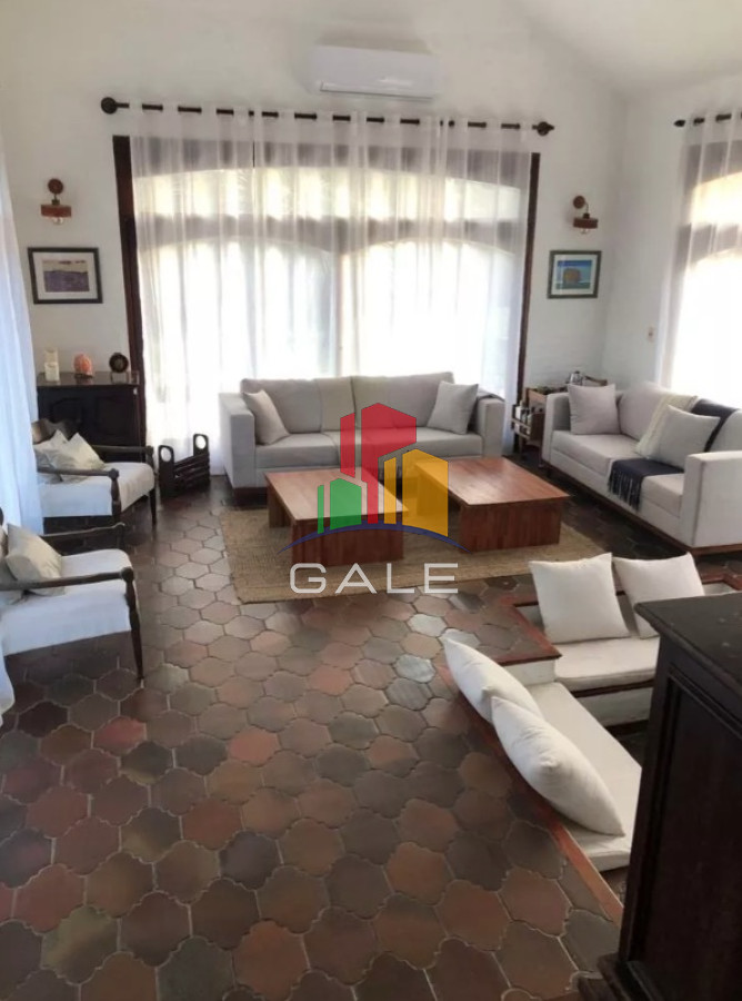 Casa ID.3961 - Vende espectacular casa en Lugano de 3 dormitorios, con piscina y parrillero.