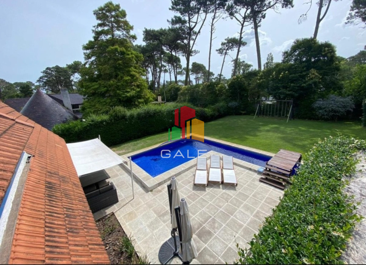 Casa ID.4734 - En venta casa de 5 dormitorios, con piscina, parrillero y jardin en Lugano,Punta del Este