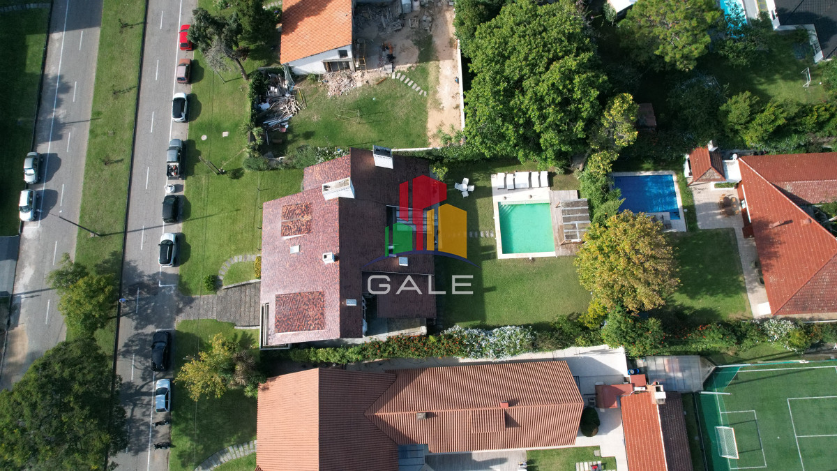 Casa ID.2218 - Casa a la venta en playa mansa Punta Del Este, gran tamaño ubicada en zona privilegiada.