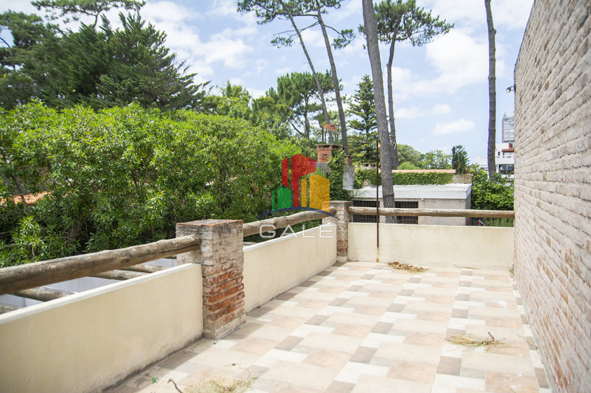 Casa ID.4559 - Excelente chalet de 5 dormitorios en venta a pasos de Playa Mansa Punta del Este