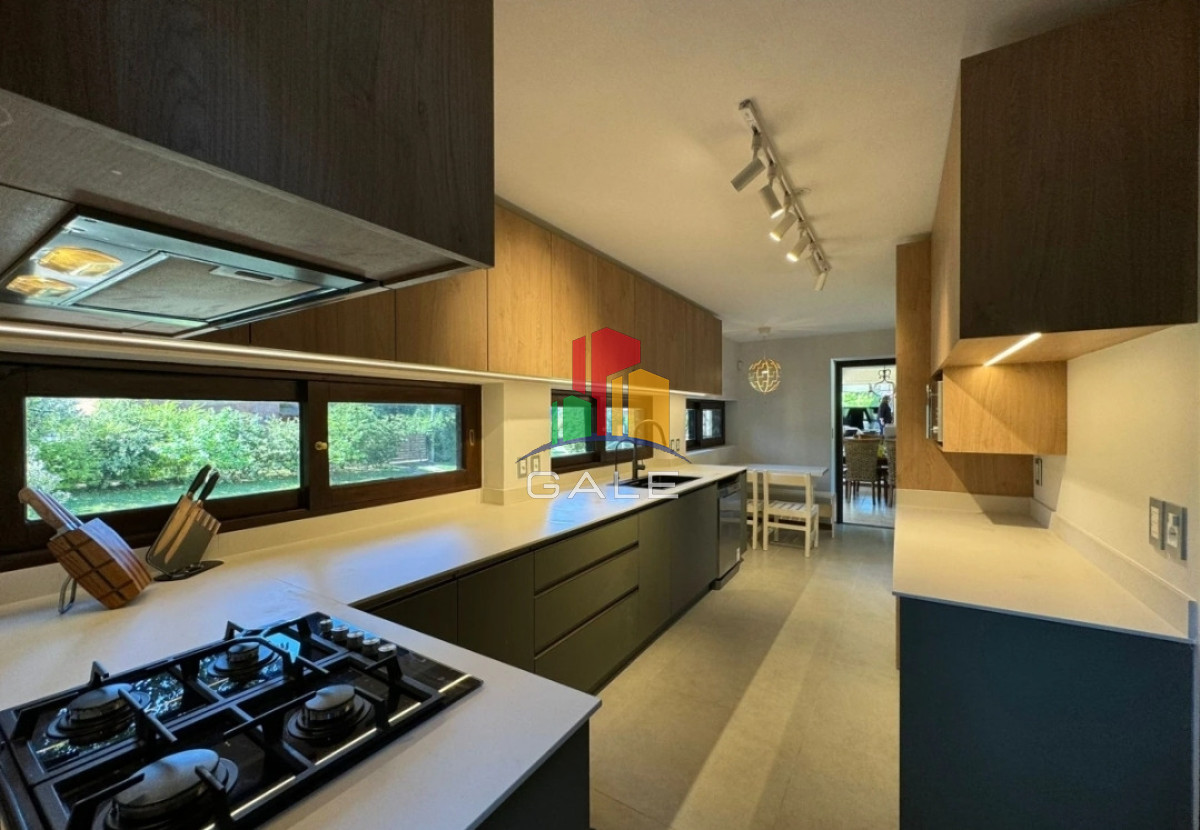 Casa ID.4734 - En venta casa de 5 dormitorios, con piscina, parrillero y jardin en Lugano,Punta del Este